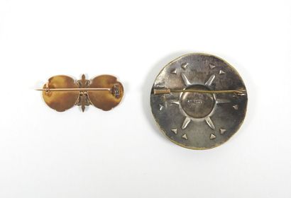 Lot comprenant :
- une broche en plaqué-or...