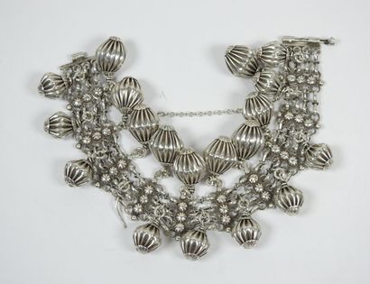 Bracelet en argent à mailles articulées stylisées...