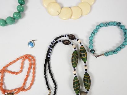 Ensemble de 5 colliers dont malachite, corail,...