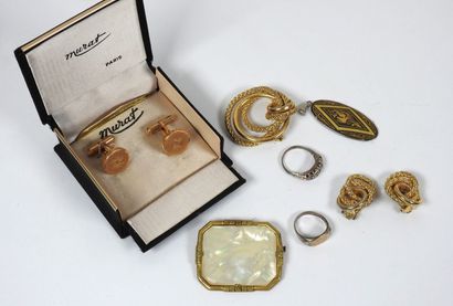 Lot de bijoux fantaisie comprenant :
- Paire...