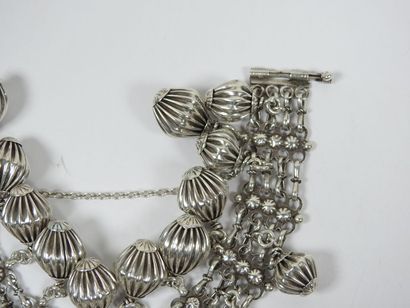 Bracelet en argent à mailles articulées stylisées...