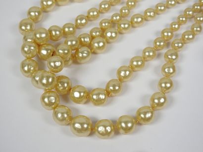 Ensemble de bijoux fantaisie comprenant :...