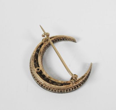 Silver brooch gilded crescent-shaped, decorated...