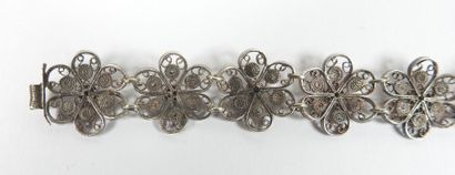 Silver bracelet filigree with stylized flowers.
Weight...