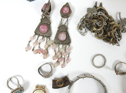 Ensemble de bijoux fantaisie dont : colliers,...