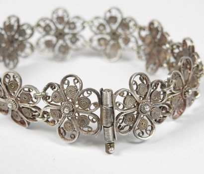 Silver bracelet filigree with stylized flowers.
Weight...