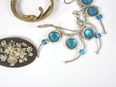 Ensemble de bijoux fantaisie dont : colliers,...