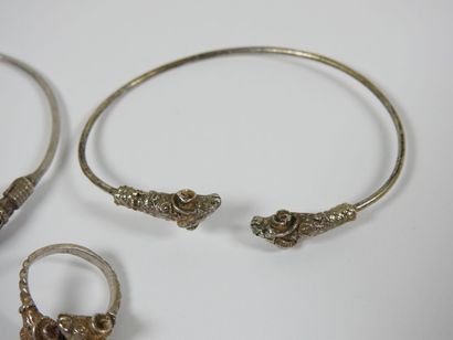 Deux fins bracelets ouverts en argent, les...