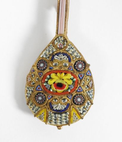 Gilded metal brooch decorated with a guitar...