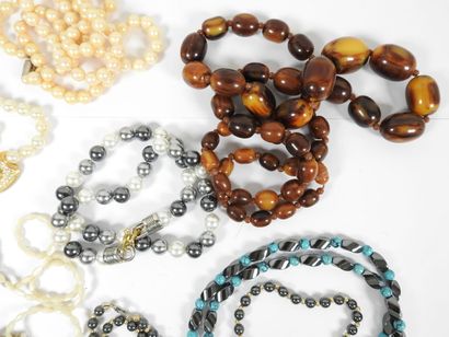 Ensemble de colliers fantaisie.