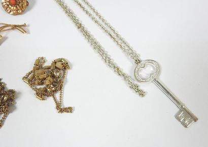 Ensemble de bijoux fantaisies dont :
- Collier...