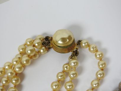 Ensemble de bijoux fantaisie comprenant :...