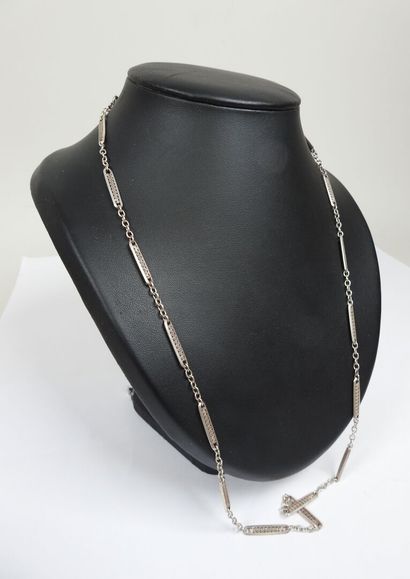 Collier en argent à décor de motif stylisé.
Poids...
