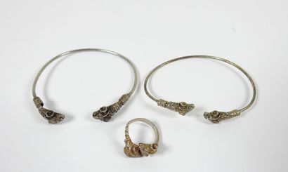 Deux fins bracelets ouverts en argent, les...
