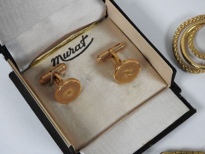 Lot de bijoux fantaisie comprenant :
- Paire...