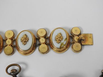 Set of costume jewelry including : 
- gilded...