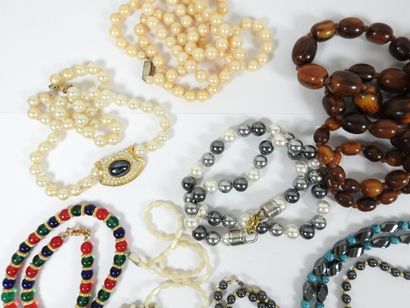 Ensemble de colliers fantaisie.