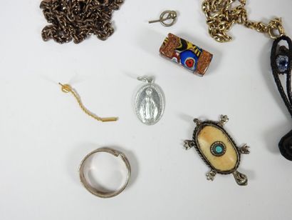 Lot de bijoux fantaisie comprenant : 
- 2...