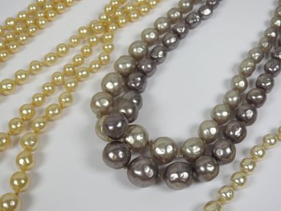 Ensemble de bijoux fantaisie comprenant :...