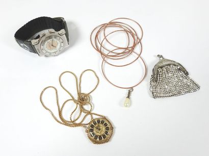 Ensemble de bijoux fantaisie dont 
- pendentif...
