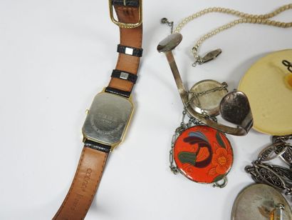 Ensemble de bijoux fantaisie comprenant :...