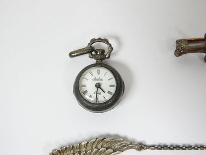 Set of costume jewelry including : 
- gilded...