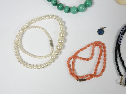 Ensemble de 5 colliers dont malachite, corail,...