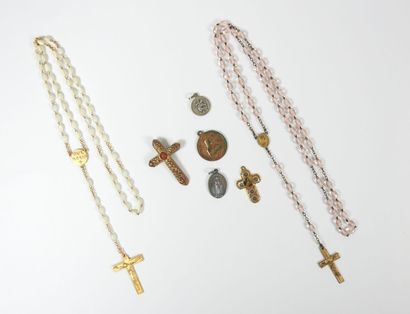 Ensemble de bijoux religieux en métal comprenant...