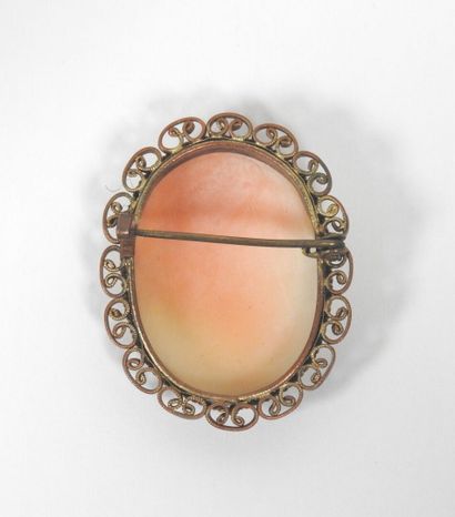 Oval brooch in metal filigree decorated with...