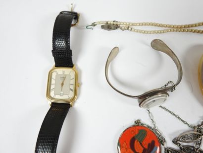 Ensemble de bijoux fantaisie comprenant :...