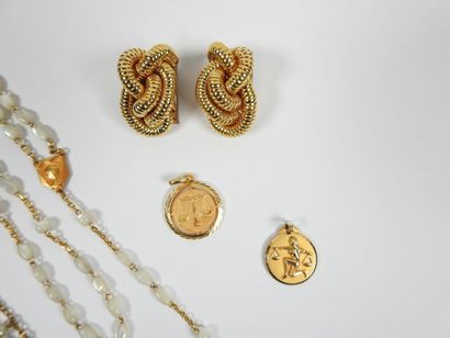 Ensemble de bijoux fantaisies comprenant...