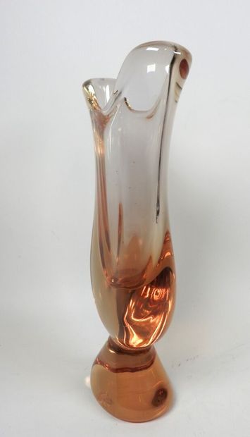 Vase en verre teinté vert et orange. 
Travail...
