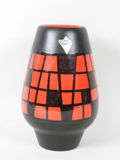 ELCHINGER (XXe).
Vase en faïence à fond noir...