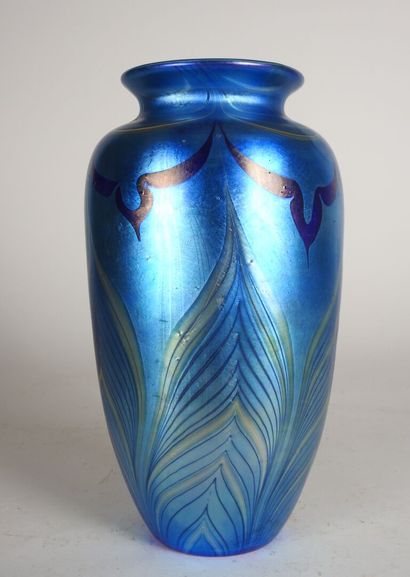 LOETZ.
Vase en verre bleu à décor irisé de...
