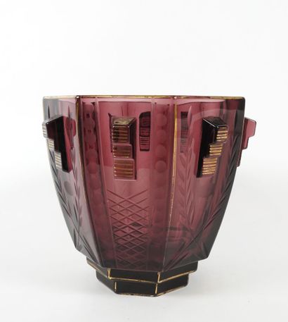 Vase octogonale en verre moulé teinté mauve...