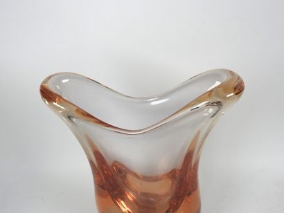 Vase en verre teinté vert et orange. 
Travail...