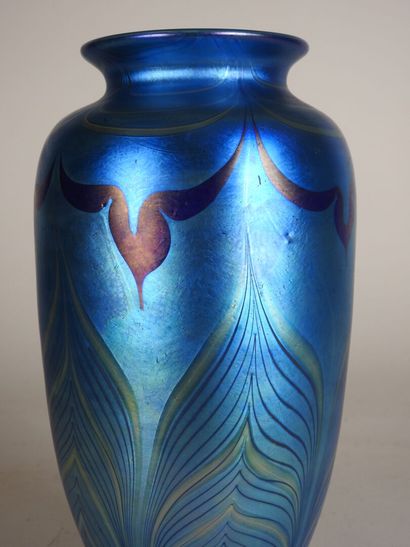 LOETZ.
Vase en verre bleu à décor irisé de...