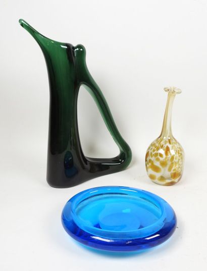 Lot comprenant :
- un pichet en verre soufflé...