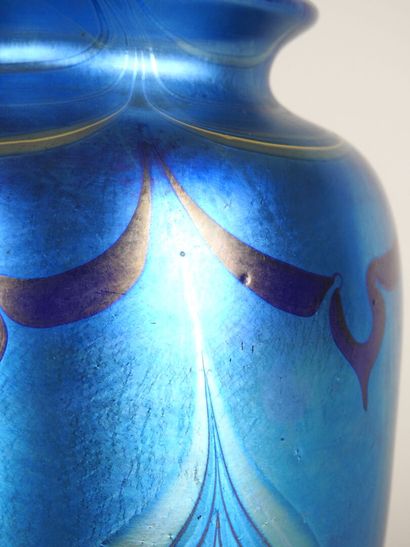 LOETZ.
Vase en verre bleu à décor irisé de...