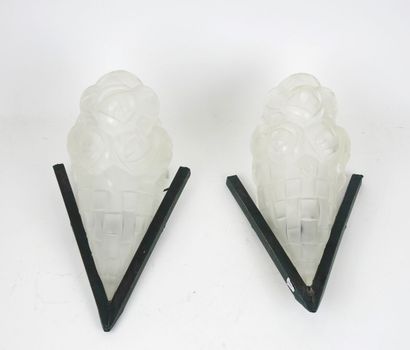 DEGUE.
Paire d'appliques en verre moulé à...