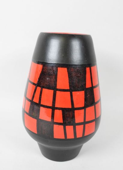 ELCHINGER (XXe).
Vase en faïence à fond noir...