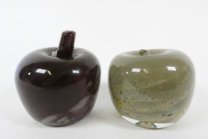 École du XXe.
Deux pommes en verre teinté,...