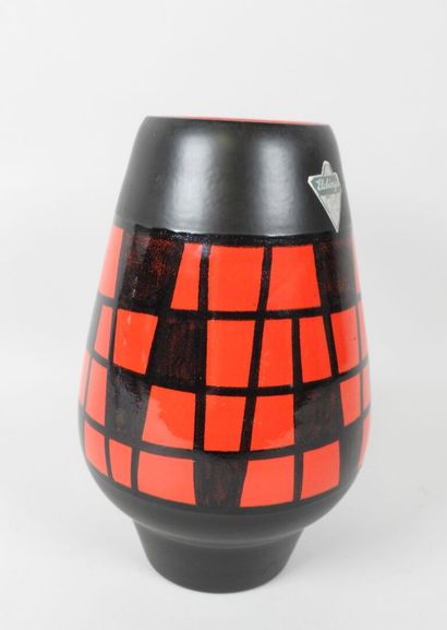 ELCHINGER (XXe).
Vase en faïence à fond noir...