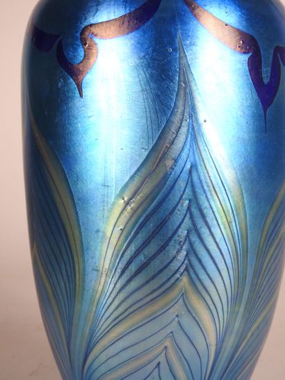 LOETZ.
Vase en verre bleu à décor irisé de...