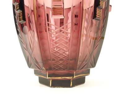 Vase octogonale en verre moulé teinté mauve...