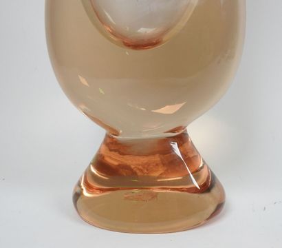 Vase en verre teinté vert et orange. 
Travail...