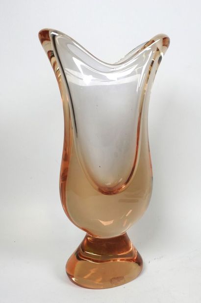Vase en verre teinté vert et orange. 
Travail...