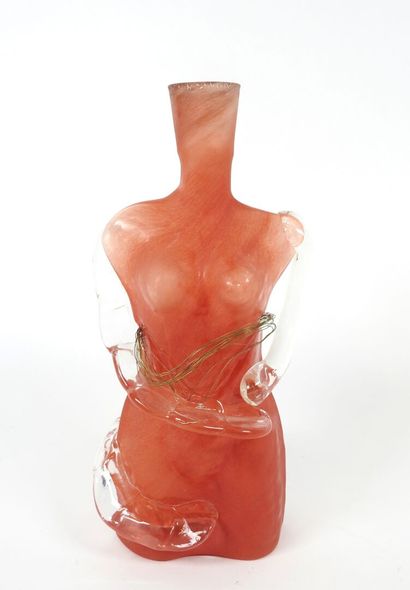Petit vase en verre soufflé formant un buste...
