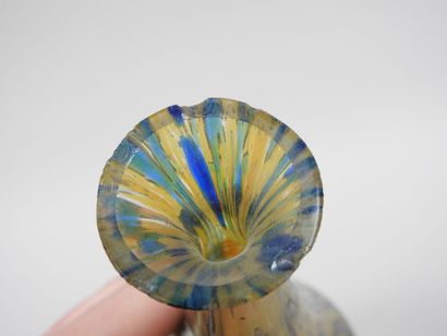 Attribué à LOETZ.
Petit vase en verre irisé.
H.:...