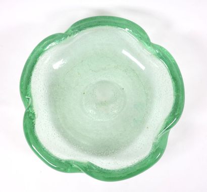 DAUM France.
Coupe à bord polylobé en verre...